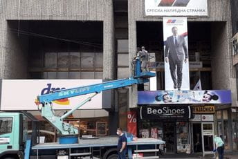 Učesnici užičkih protesta osuđeni jer su jajima gađali poster Vučića Skidanje Vučićevog postera
