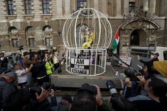 Vivijen Vestvud iz kaveza traži slobodu za Asanža Vivijen Vestvud iz kaveza traži slobodu za Asanža