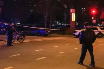 U pucnjavi u Čikagu 14 ranjenih: Iz džipa pucano na ožalošćene na sahrani U pucnjavi u Čikagu 14 ranjenih: Iz džipa pucano na ožalošćene na sahrani