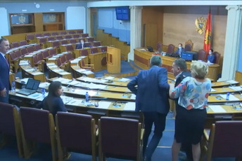 (VIDEO) Nakon prepirke Đukanović se zaletio prema Nuhodžiću (VIDEO) Nakon prepirke Đukanović se zaletio prema Nuhodžiću