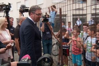 VIDEO: Djeca skandirala Vučiću, on im dao čokolade VIDEO: Djeca skandirala Vučiću, on im dao čokolade