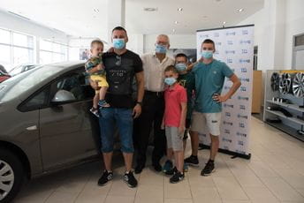 Dragan Mugoša dobitnik automobila Opel Astra Enjoy Dragan Mugoša dobitnik automobila Opel Astra Enjoy