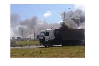 Kamion gori, vozač ništa nije primijetio pa nastavio da vozi Kamion gori, vozač ništa nije primijetio pa nastavio da vozi