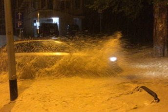 Potop u Zagrebu, automobili plutaju u vodi, zaustavljen saobraćaj (VIDEO) Potop u Zagrebu, automobili plutaju u vodi, zaustavljen saobraćaj (VIDEO)