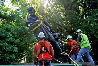 Uklonjene dvije statue Kristofera Kolumba Uklonjene dvije statue Kristofera Kolumba