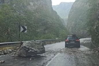 Odron u kanjonu Morače, saobraćaj se odvija naizmjenično Odron u kanjonu Morače, saobraćaj se odvija naizmjenično