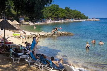 Uhapšeni Italijan i Australijanac: Slikali golu djecu na plaži u Rovinju Uhapšeni Italijan i Australijanac: Slikali golu djecu na plaži u Rovinju