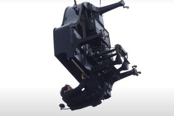 Svirao klavir viseći sa krana 40 metara iznad zemlje (VIDEO) Svirao klavir viseći sa krana 40 metara iznad zemlje (VIDEO)