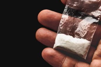 Psiholog prodavao ljudima "prah za samoubistvo", tvrdi kako želi da se društvo probudi Psiholog prodavao ljudima "prah za samoubistvo", tvrdi kako želi da se društvo probudi