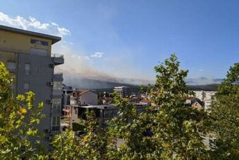 Avioni angažovani na gašenju požara na Veljem brdu u Podgorici Avioni angažovani na gašenju požara na Veljem brdu u Podgorici