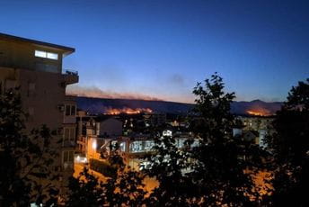 Požar na Veljem brdu još nije ugašen, kuće zasad sigurne Požar na Veljem brdu još nije ugašen, kuće zasad sigurne