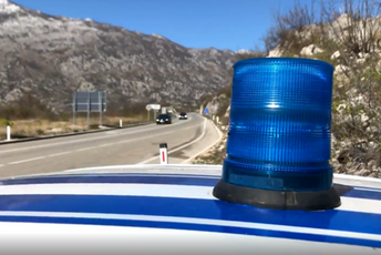 Uprava policije pojačala kontrole na putevima zbog nevremena Uprava policije pojačala kontrole na putevima zbog nevremena