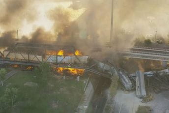 (VIDEO) U Arizoni izbio požar u vozu na mostu, dio konstrukcije se srušio (VIDEO) U Arizoni izbio požar u vozu na mostu, dio konstrukcije se srušio