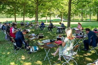 Bavarska vlada zasijeda pod krošnjama drveća, u parku Bavarska vlada zasijeda pod krošnjama drveća, u parku