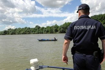 Žena pokušala da se ubije skokom sa mosta, bore joj se za život Žena pokušala da se ubije skokom sa mosta, bore joj se za život