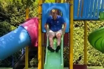 Dodik uživa sa unucima, spustio se niz tobogan Dodik uživa sa unucima, spustio se niz tobogan