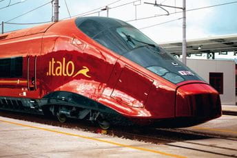 Smanjen broj karata za voz, putnici ostali na stanici Smanjen broj karata za voz, putnici ostali na stanici