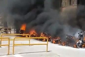 (VIDEO) Požar u Splitu! Na Rivi gore motori (VIDEO) Požar u Splitu! Na Rivi gore motori