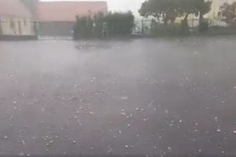 Snažno nevrijeme stiglo u Hrvatsku: Padao grad veličine jabuke, vjetar odnio krov gradske skupštine Snažno nevrijeme stiglo u Hrvatsku: Padao grad veličine jabuke, vjetar odnio krov gradske skupštine