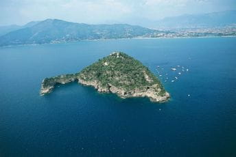 Italijansko ostrvo prodato Ukrajincu za 10 miliona eura Italijansko ostrvo prodato Ukrajincu za 10 miliona eura