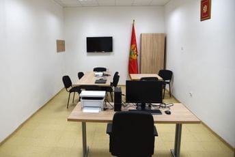 Janović i Vuković otvorili omladinski servis u Šavniku Janović i Vuković otvorili omladinski servis u Šavniku