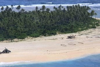 Spaseni sa malog ostrva na Pacifiku nakon što su napisali SOS u pijesku Spaseni sa malog ostrva na Pacifiku nakon što su napisali SOS u pijesku