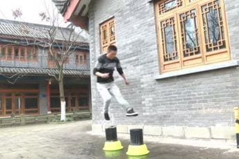 Kung fu majstor bukvalno hodao po vodi, postao viralni hit na društvenim mrežama Kung fu majstor bukvalno hodao po vodi, postao viralni hit na društvenim mrežama