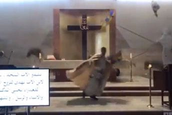 Snimak iz crkve u Bejrutu: Sve se ruši, sveštenik bježi Snimak iz crkve u Bejrutu: Sve se ruši, sveštenik bježi