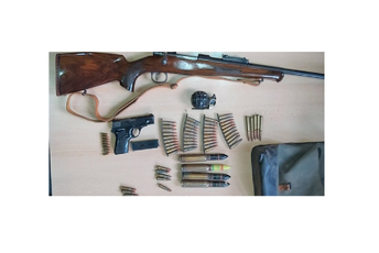 Žabljačka policija prilikom pretresa pronašla oružje, municiju i ručnu bombu Žabljačka policija prilikom pretresa pronašla oružje, municiju i ručnu bombu