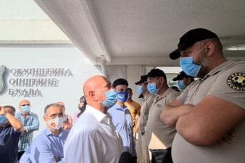 Jovanović pokušao da uđe u Opštinu sa bočne strane, Carević traži papir Jovanović pokušao da uđe u Opštinu sa bočne strane, Carević traži papir