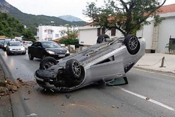 Udes u Sutomoru, automobil završio na krovu Udes u Sutomoru, automobil završio na krovu