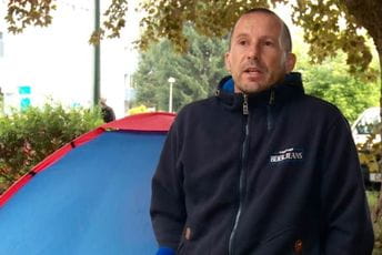 Otac kampovao ispred bolnice u kojoj mu leži sin, pričali preko toki-vokija Otac kampovao ispred bolnice u kojoj mu leži sin, pričali preko toki-vokija