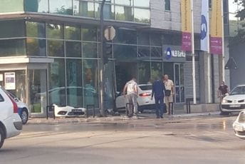 Udes u Podgorici: Automobil uletio u zgradu banke (VIDEO) Udes u Podgorici: Automobil uletio u zgradu banke (VIDEO)