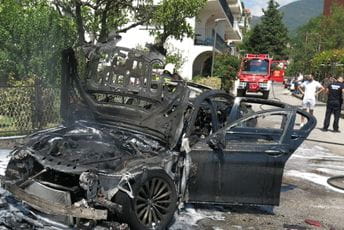BMW se zapalio u vožnji a nakon toga uslijedile ''spontane eksplozije'' (FOTO) BMW se zapalio u vožnji a nakon toga uslijedile ''spontane eksplozije'' (FOTO)