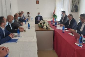 Potpredsjednik Simović u Petnjici: Najbolji odgovor na krizu je razvoj i na tome ćemo istrajavati Potpredsjednik Simović u Petnjici: Najbolji odgovor na krizu je razvoj i na tome ćemo istrajavati