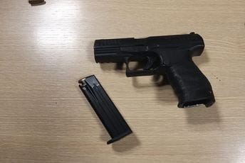 Oduzet startni pištolj korišćen na javnom mjestu Ilustracija