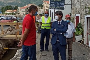 Jevrić i Krivokapić obišli trasu novog cjevovoda u opštini Tivat Jevrić i Krivokapić obišli trasu novog cjevovoda u opštini Tivat