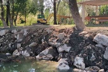 Na Skadarskom jezeru niče "Rajov ranč" koji su odobrili sveštenici SPC Na Skadarskom jezeru niče "Rajov ranč" koji su odobrili sveštenici SPC