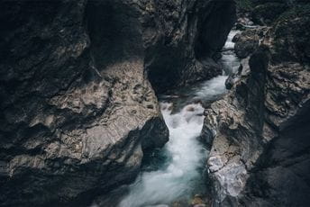 Troje španskih turista poginulo tokom kanjoninga u Švajcarskoj Troje španskih turista poginulo tokom kanjoninga u Švajcarskoj