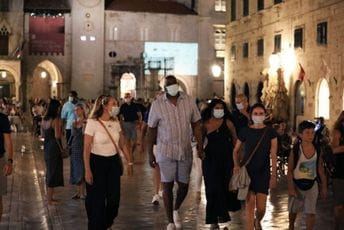 Proslavljenog Medžika Džonsona zasjenila supruga u ljetnjem stajlingu kojim se ne može pogriješiti Proslavljenog Medžika Džonsona zasjenila supruga u ljetnjem stajlingu kojim se ne može pogriješiti