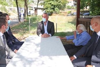 Đukanović obišao porodicu Stevović koja je u požaru ostala bez kuće Đukanović obišao porodicu Stevović koja je u požaru ostala bez kuće