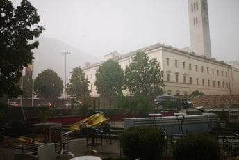 Snažno nevrijeme u Mostaru: Pogledajte kako vjetar nosi skoro sve pred sobom Snažno nevrijeme u Mostaru: Pogledajte kako vjetar nosi skoro sve pred sobom