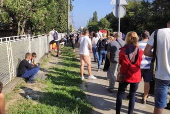 Srbija: Kilometarski red za test u Torlaku, ljudi hoće u Crnu Goru Ispred Instituta Torlak