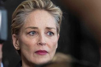 Šeron Stoun objavila da joj je sestra zaražena, testova nema, rezultati se čekaju Šeron Stoun objavila da joj je sestra zaražena, testova nema, rezultati se čekaju