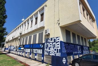 FOTO: "Varvari" ukrasili zgradu KIC-a Budo Tomović! FOTO: "Varvari" ukrasili zgradu KIC-a Budo Tomović!