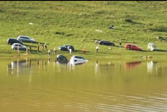 Jezero progutalo automobile, turisti posmatrali nestvarnu scenu (VIDEO) Jezero progutalo automobile, turisti posmatrali nestvarnu scenu (VIDEO)
