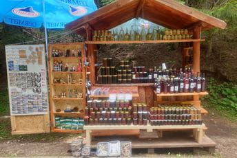 Zakupci: Štand ilegalno postavljen, trpimo gubitke; Božović: Licitacija bila neregularna Zakupci: Štand ilegalno postavljen, trpimo gubitke; Božović: Licitacija bila neregularna