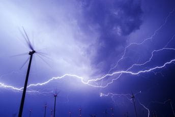 Grom pogodio trenera FK Jagodina, ljekari mu se bore za život Grom pogodio trenera FK Jagodina, ljekari mu se bore za život