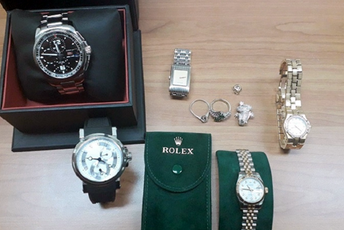 Antikvar krijumčario satove optočene zlatom i brilijantima Zaplijenjeni satovi