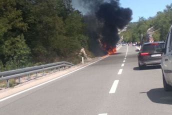 FOTO: Gori automobil na putu Podgorica - Cetinje FOTO: Gori automobil na putu Podgorica - Cetinje